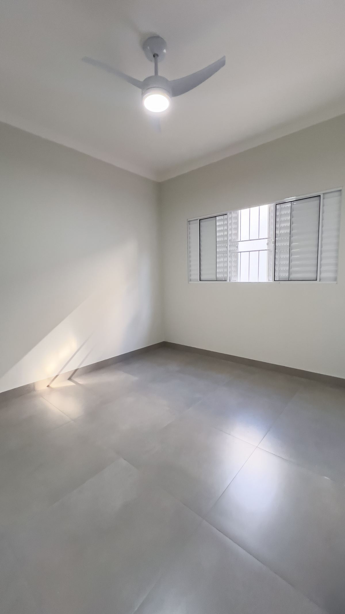 Quarto de casa pronta entregue pela Peres & Gomes