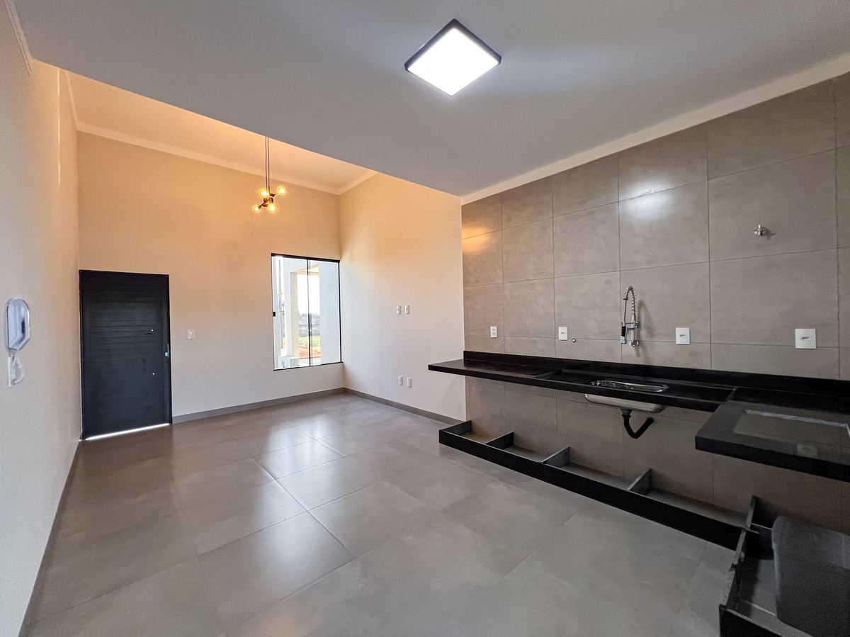 Sala e cozinha integradas de casa pronta entregue pela Peres & Gomes